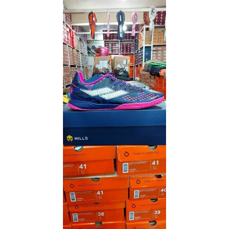 sepatu futsal merek mills 100% original.