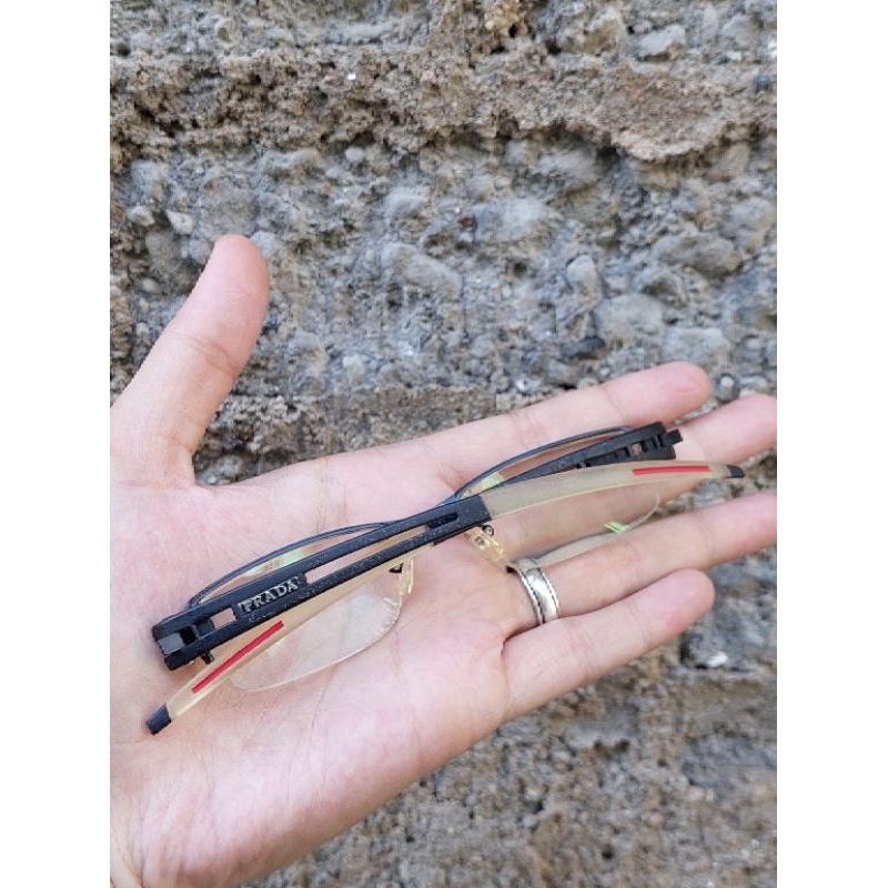 Kacamata Prada