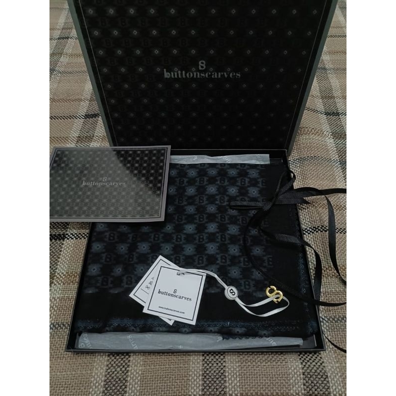 Buttonscarves HITAM ikat caviar