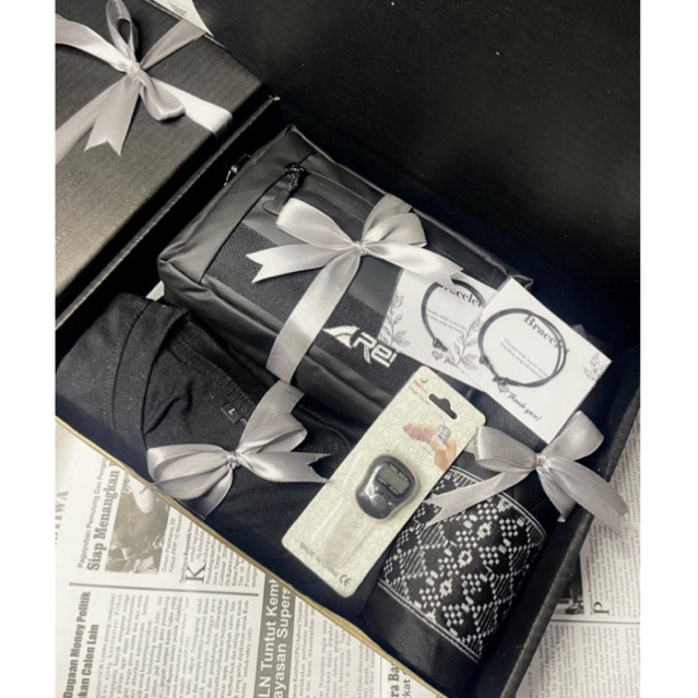 

GIFTBOX | HAMPERS COWOK AESTHETIC PAKET KEREN ISI POUCH, JAM TANGAN, KAOS, SARUNG, DOMPET, TUMBLER BOTOL MINUM KADO ULTAH | KADO WEDDING | HADIAH ANNIVERSARY | KADO GRADUATION