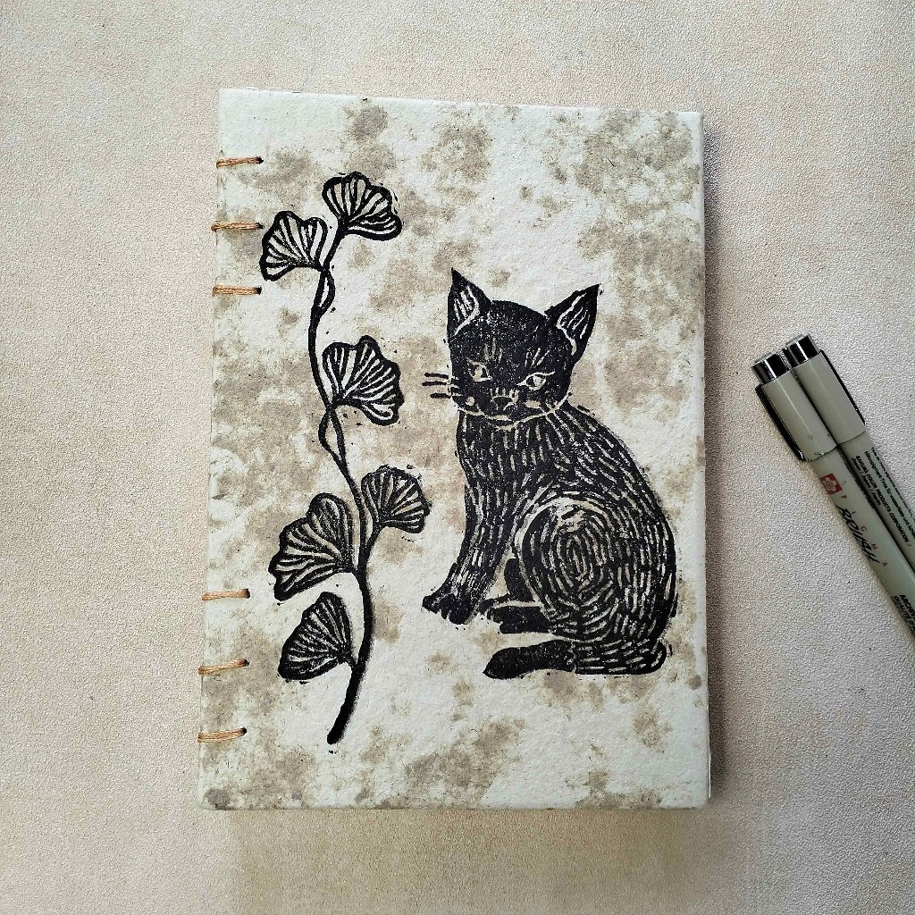 

**"EcoCraft: Handmade Notebook Unik dari Kertas Daur Ulang dengan Jilid Coptic Krem"**