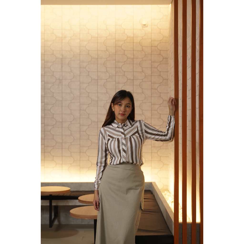 Kemeja Missty Wanita Lengan Panjang Warna Putih Cokelat Motif Salur (18755)