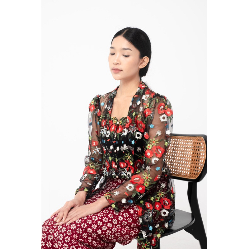 Kebaya Kutubaru Merah Delima Hitam - Kebaya kutubaru motif bunga merah bordir dengan dasar hitam