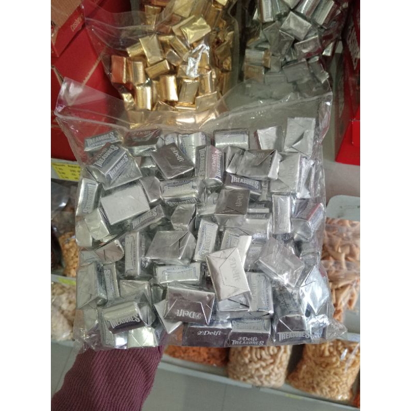 

coklat Delfi Treasure almond & cookies 1kg 100pcs, 500gr 50pcs, 250gr 25pcs