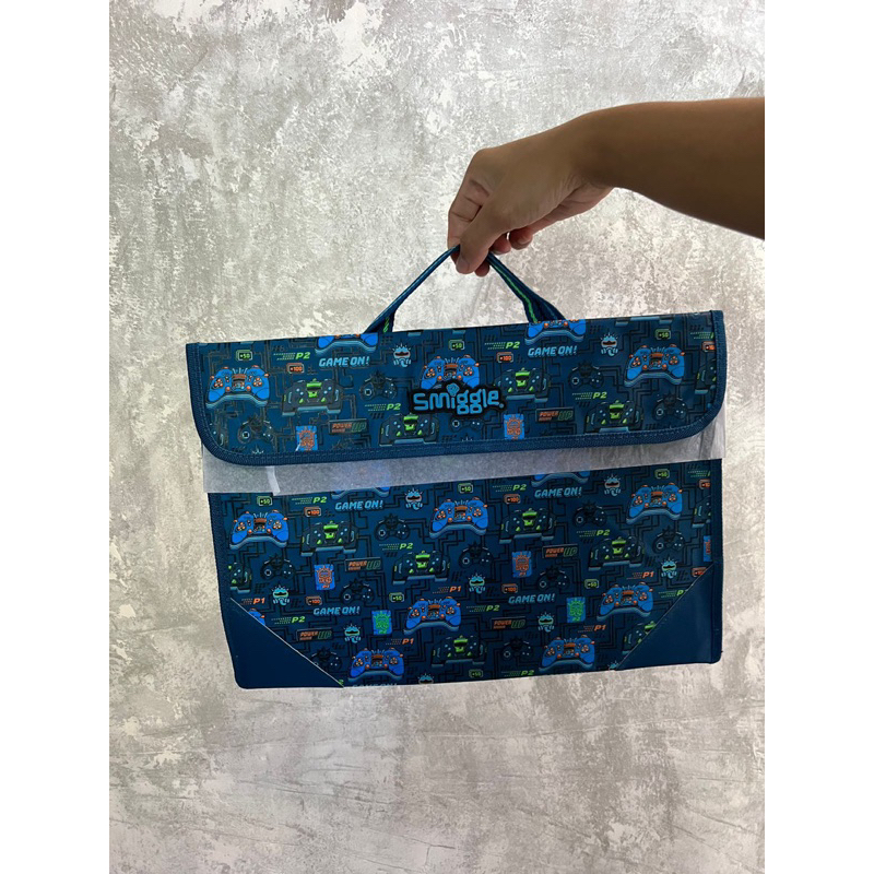 

LUCIELLE-MAP HOLDER SMIGGLE