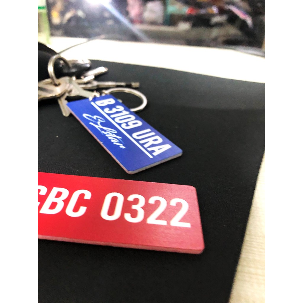 Gantungan Kunci Ganci Plat Nomor Akrilik Bewarna UV Custom Merek / Nama Laser Cut Uv Print 2 sisi