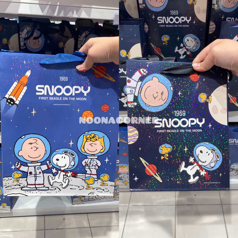 

Miniso x Snoopy Paper Bag Holographic / Gift Bag Snoopy The Little Space Explorer Collections