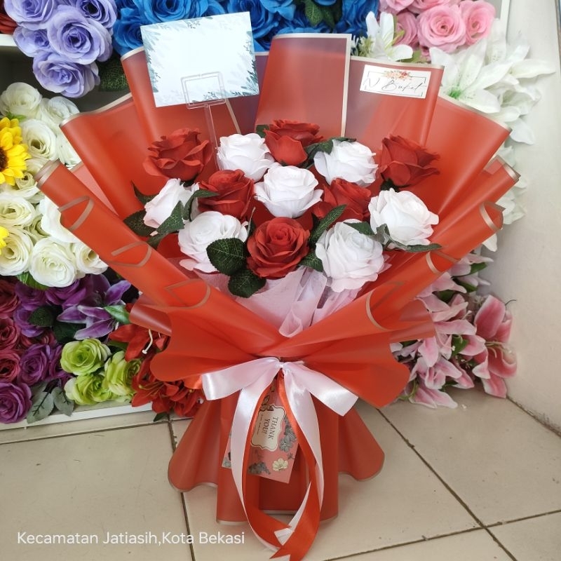 BUKET BUNGA MAWAR BUKET BUNGA ARTIFICIAL BUKET BUNGA MAWAR MERAH PUTIH