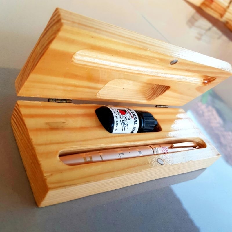 

Fountain Pen Gold Feather + Box Kayu Jati Belanda Motif Serat + Tinta ink 10 ML. Alat Tulis Pena Pulpen isi ulang.Case Wood