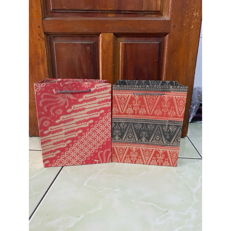 

Paperbag / tas kertas ukuran P 18x T 22x L 12 motif dan polos