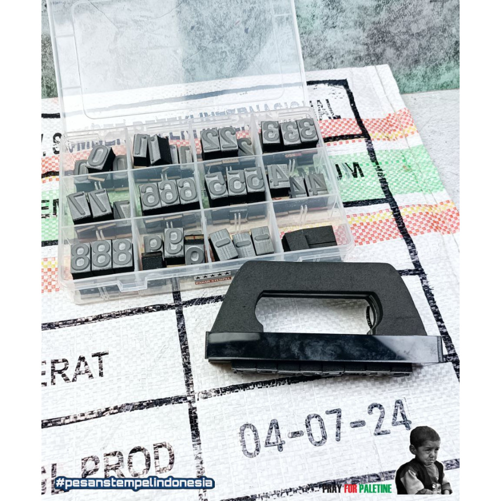 

JUAL STEMPEL KODE PRODUKSI TANGGAL BULAN TAHUN BONGKAR PASANG UNTUK KARUNG, KARDUS, KERTAS CUSTOM