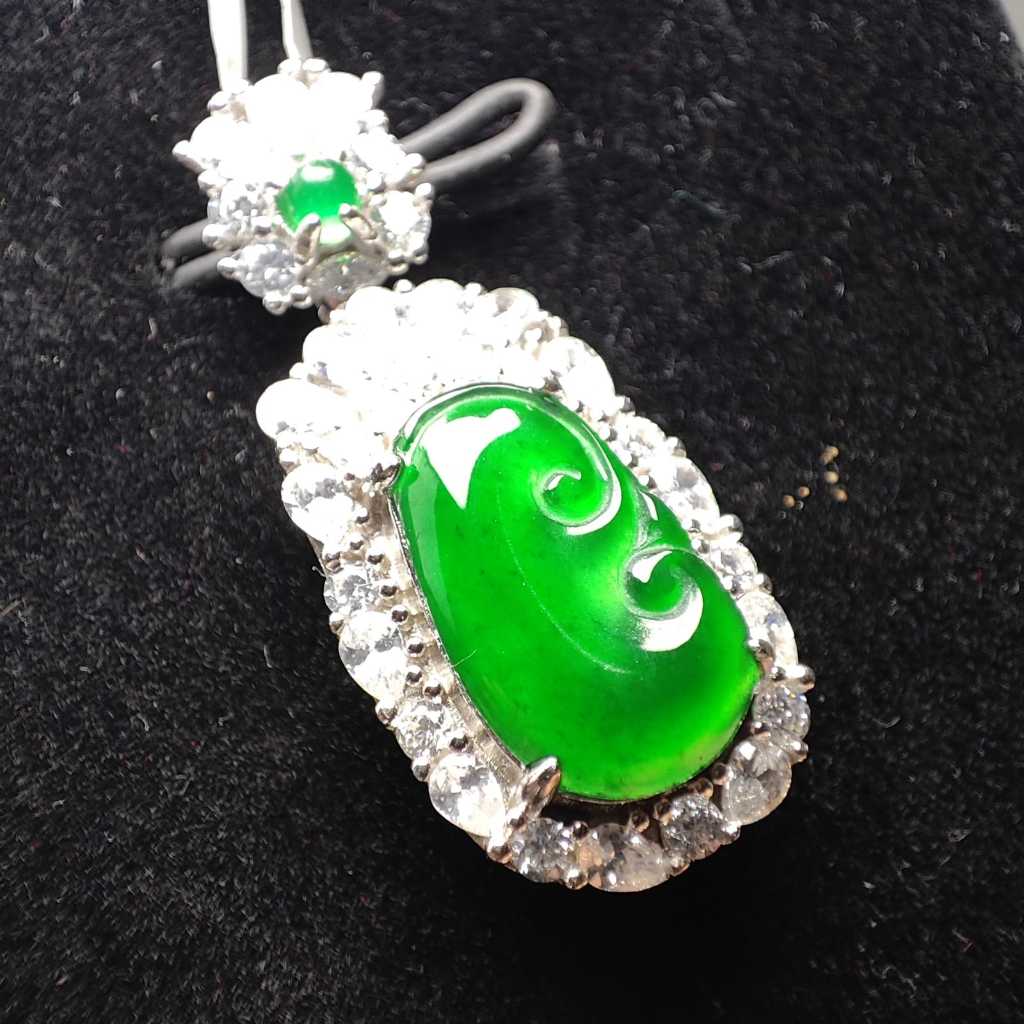 KALUNG LIONTIN WANITA BATU GIOK UKIR RUYI PREMIUM ASLI BURMA NATURAL JADEITE JADE TYPE A