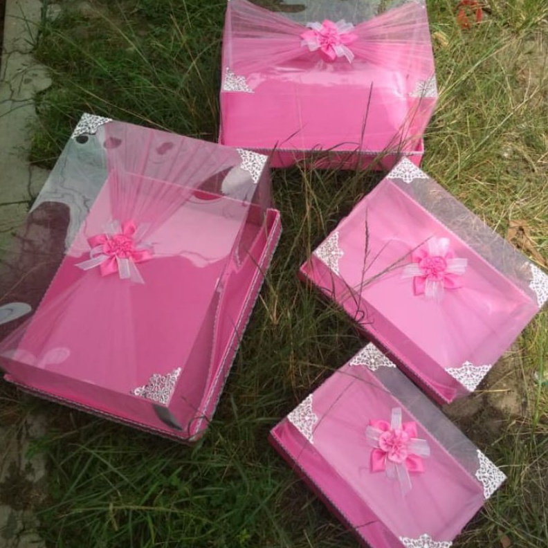 

TERBUKTI KOTAK HANTARAN SESERAHAN MIKA TINGGI ISI 4 WARNA PINK