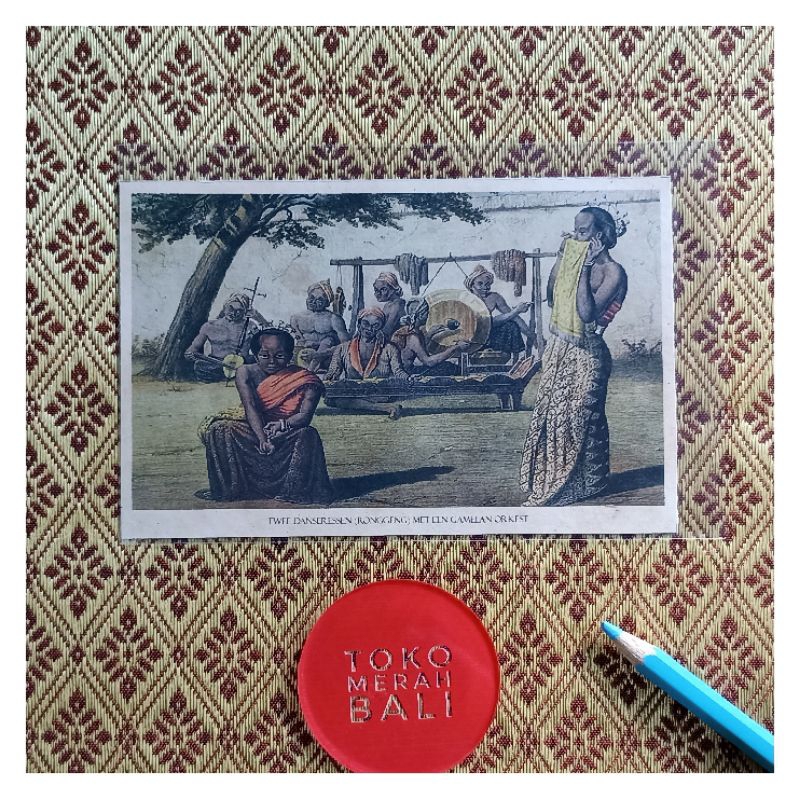 

Kartu pos antik penari ronggeng dan orkes gamelan Hindia Belanda litograf lukisan Auguste van Pers, NOS PPC Royal Institute Tropenmuseum postcard kuno