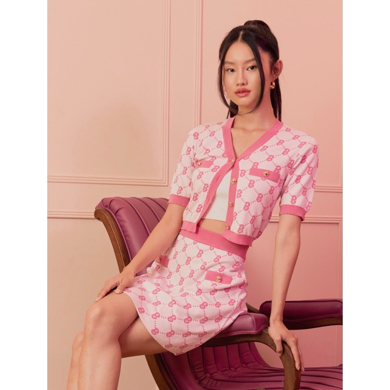 𝙋𝙍𝙀𝙇𝙊𝙑𝙀𝘿 One Set Pomelo X Barbie Logo Print Knit Gold Buttons Pink Fuschia Setelan Wanita Limited Ed
