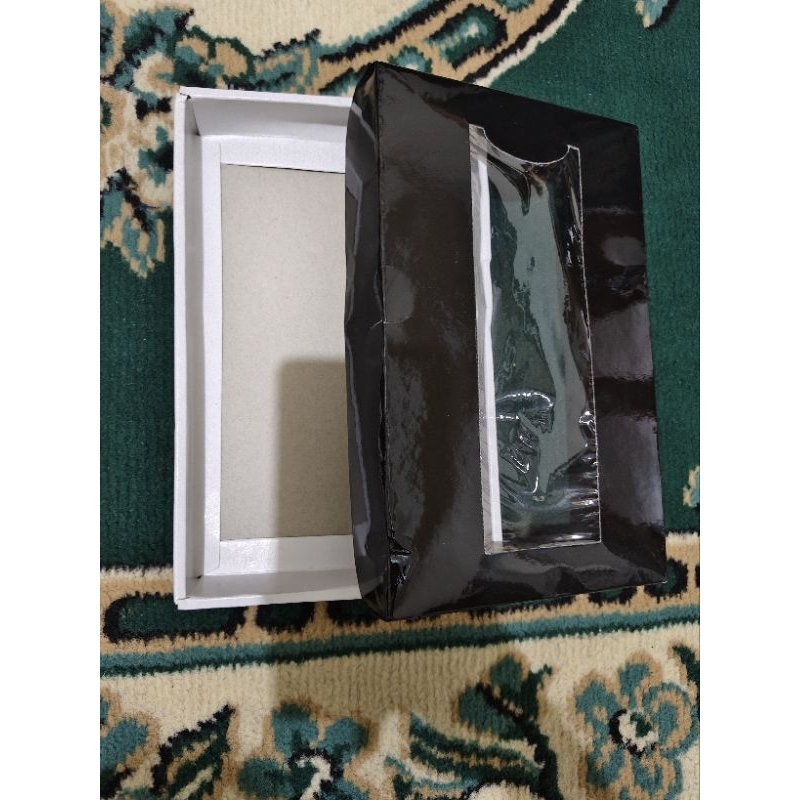

KOTAK BOX TEMPAT SARUNG BATIK - BATIK KAFINA PEKALONGAN