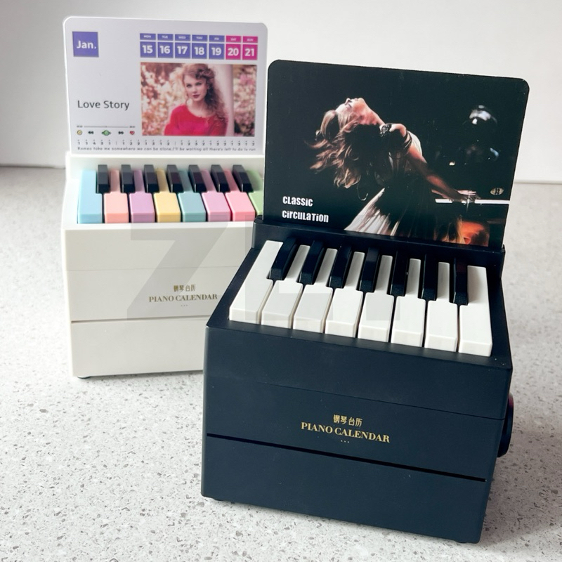 

Premium Mainan Estetik Piano Calendar Meja Original Taylor swift JJ LIN 2025 Dengan Laci Kecil