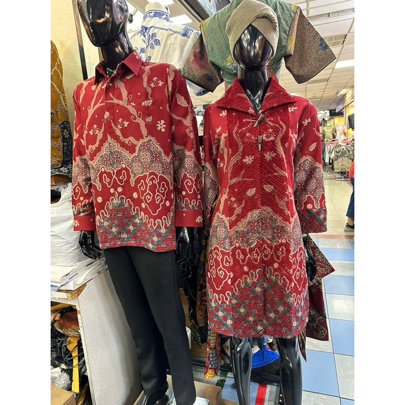 COUPLE BATIK PRIA  DAN WANITA BAHAN DOLBY SIKAT BULU2 WARNA MERAH EXCLUSIVE THAMRIN CITY