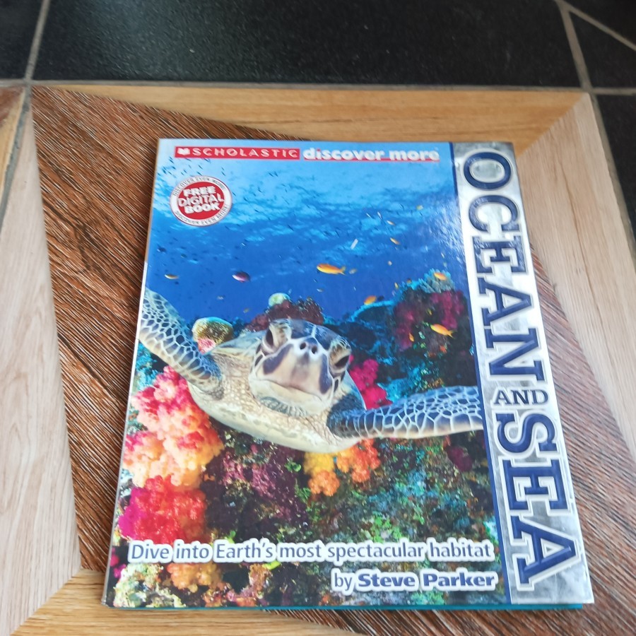 Buku Scholastic Discover More Ocean & Sea