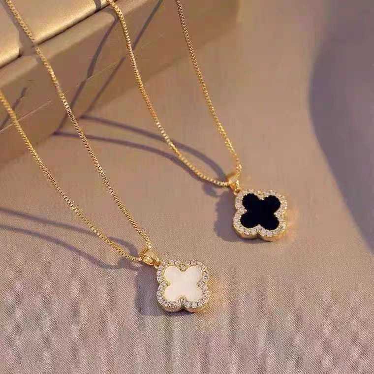 Kalung Titanium Wanita Korea Liontin Bunga Clover Hitam Putih/Kalung Wanita Rantai Italy