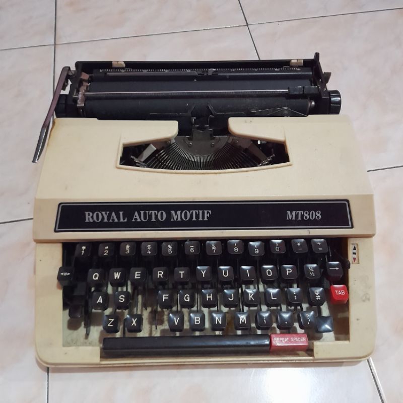 Mesin tik Royal Mt808