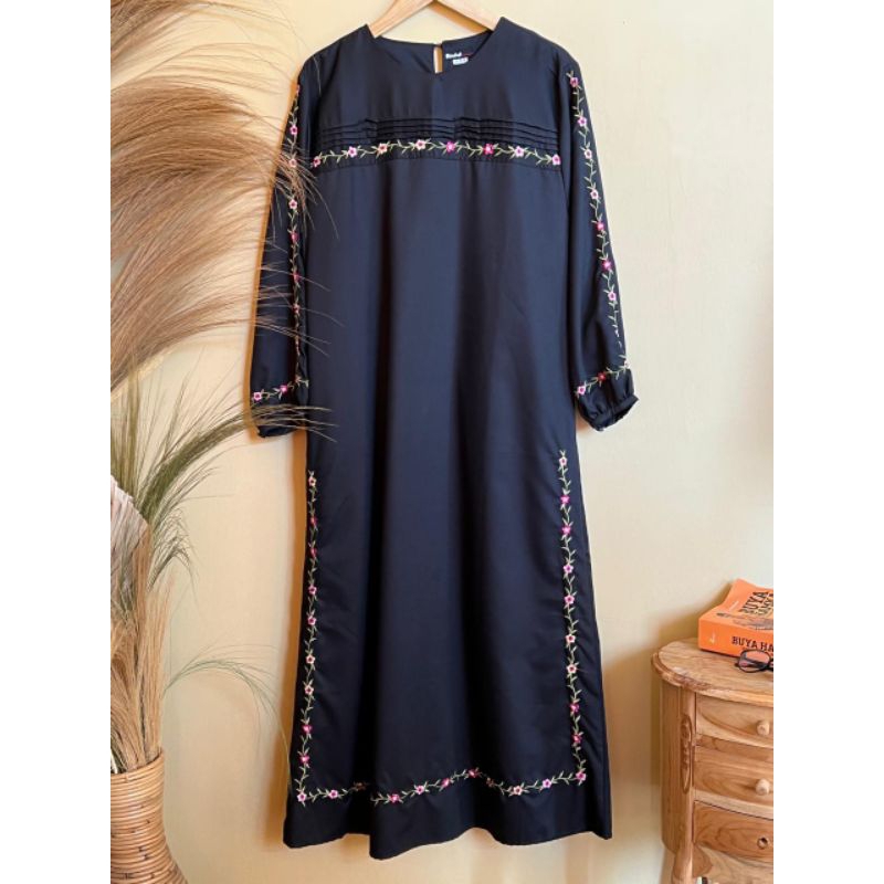Gamis Hitam Polos Bordir Bunga Kecil