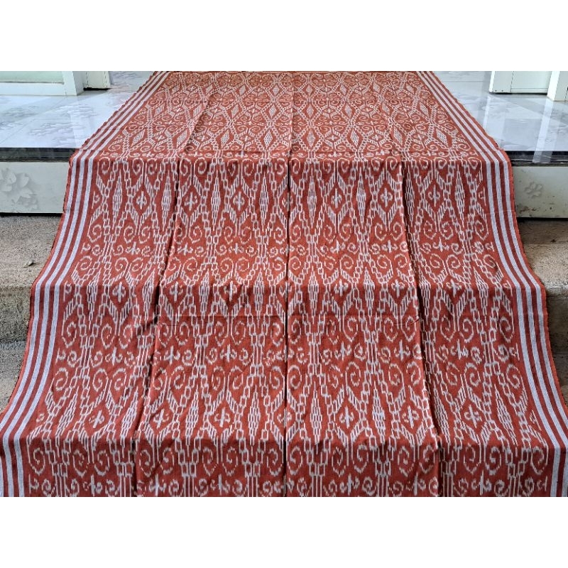 KAIN TENUN BLANKET TRADISIONAL TROSO JEPARA MOTIF SINTANG WARNA TERACOTA MERAH BIRU, KAIN BATIK TENU