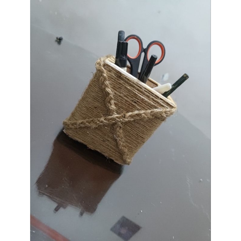 

Tempat Alat Tulis (Dari Stik Es Krim Dan Tali Goni)