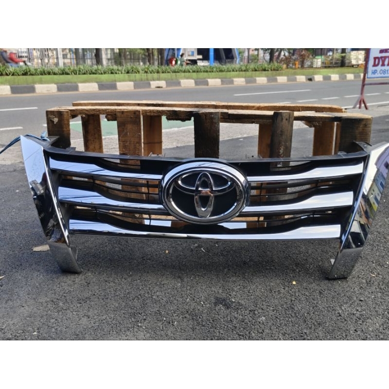 Grill Toyota Fortuner VRZ Original