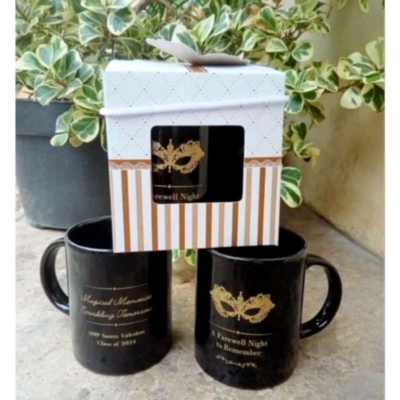 souvenir mug hitam custom nama kemas bok