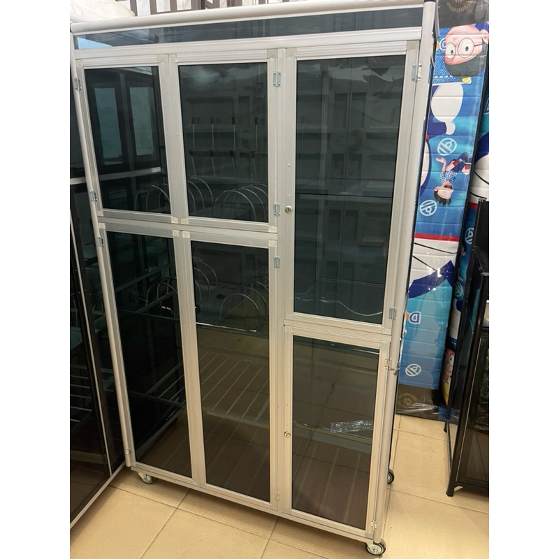 Lemari Kaca Rak Piring 3 Pintu Roda