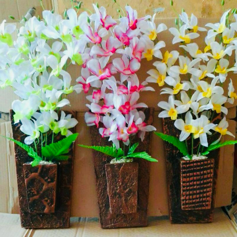 Bunga anggrek tempel hiasan dinding rumah beserta pot