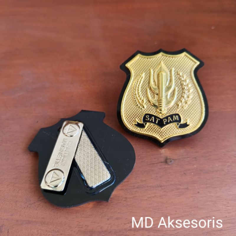 Pin Kewenangan Satpam Security Gold Akrilik Mirror Hitam Kancing Magnet