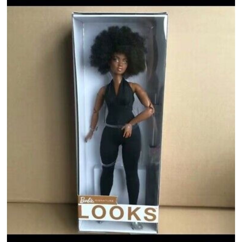 Boneka barbie looks curvy