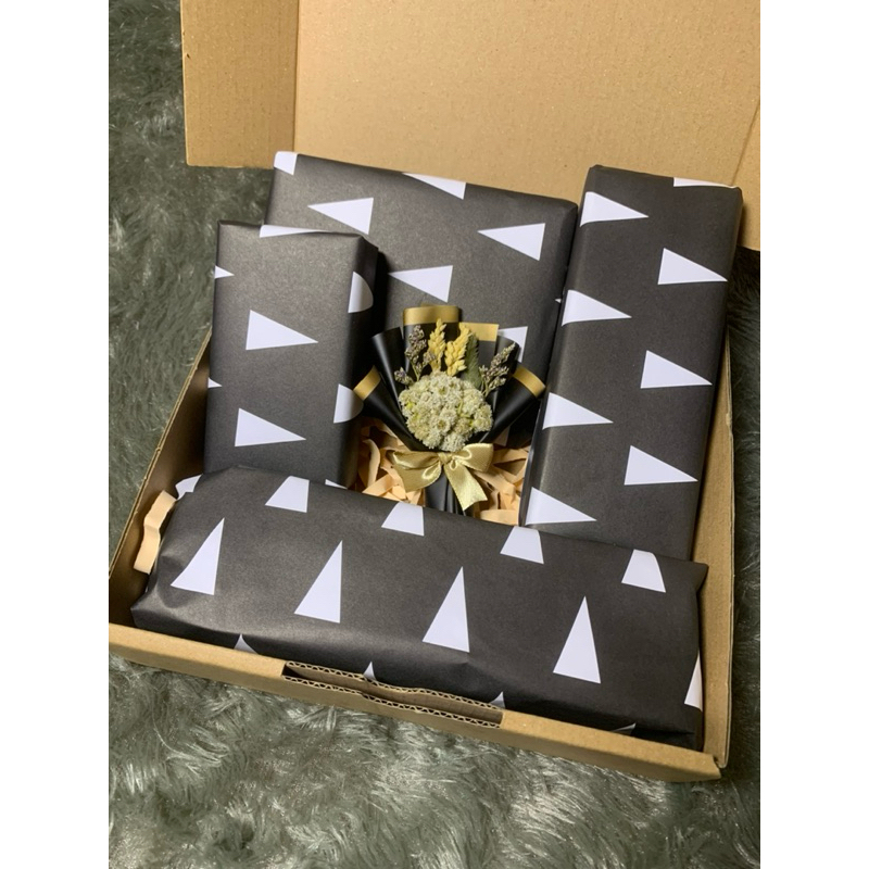 

(DIBUNGKUS KERTAS KADO)HAMPERS GIFT BOX KADO COWOK KADO ULANGTAHUN KADO ANNIVERSARY DAN WISUDA DIBUNGKUS KERTAS KADO