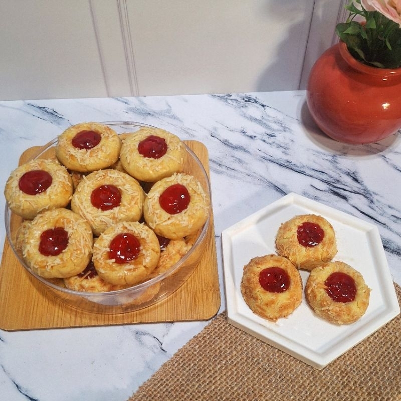 

THUMBPRINT COOKIES | THUMBPRINT STRAWBERRY CHEESE