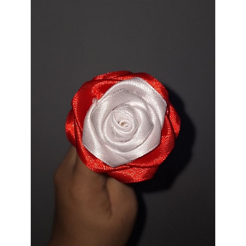 

Bunga Mawar Merah Putih Pita Satin Uk. 2.5cm