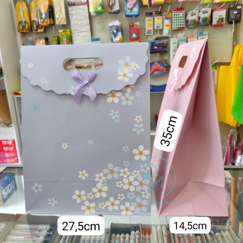 

(1 PCS) PAPERBAG PITA UKURAN XL (35CMX27,5CMX14,5CM)