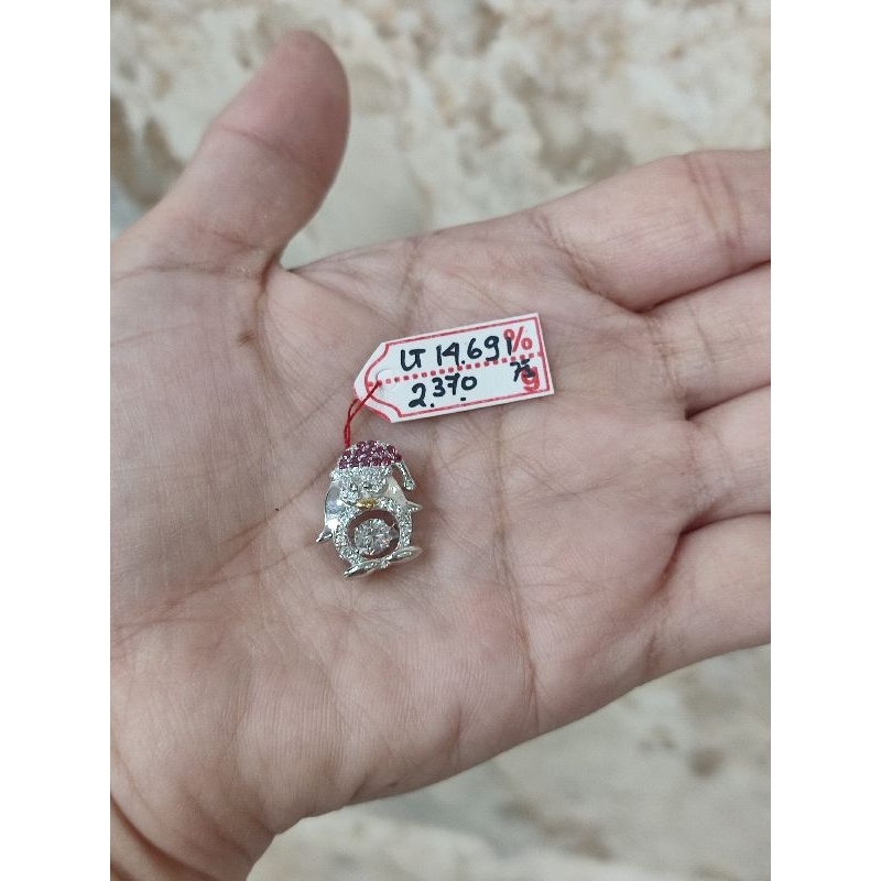 Liontin emas 75 pinguin dancing stone