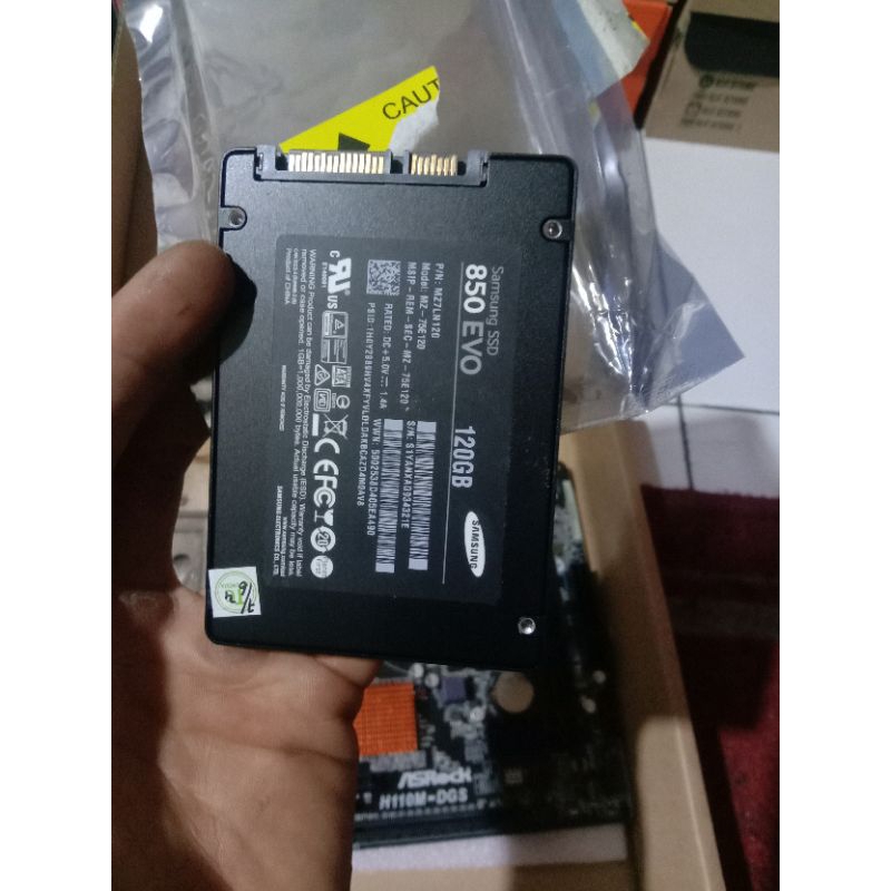 mainboard ASRock prosesor CD-ROM ram hardisk