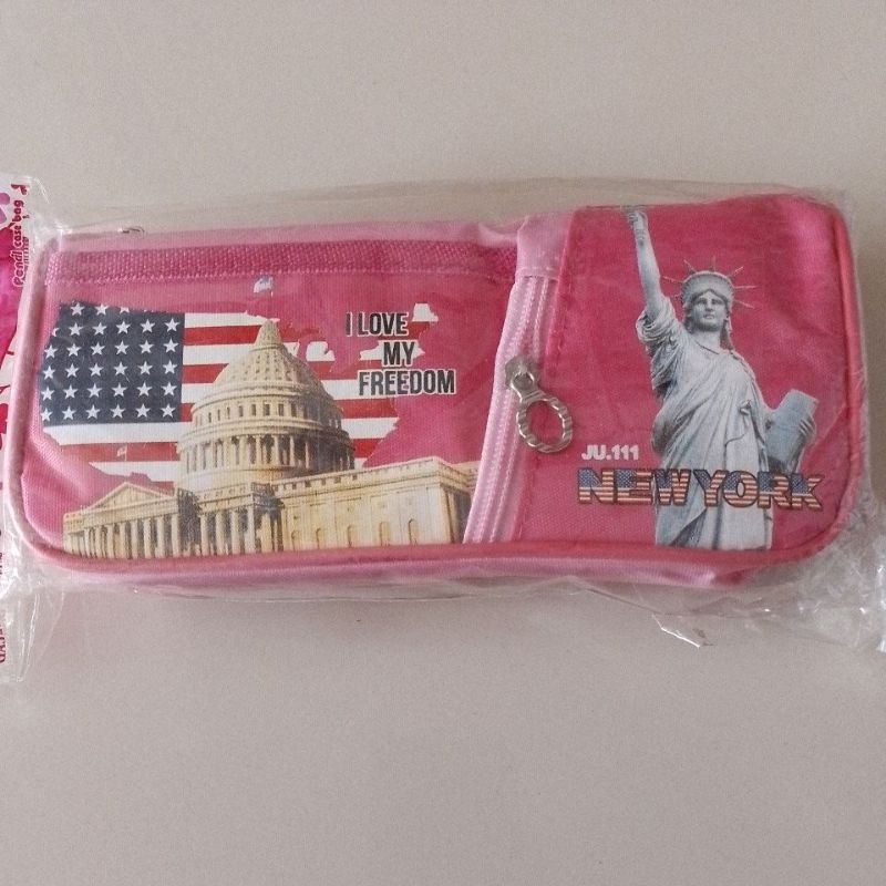 

Tempat Pensil Kain Resleting Pencil Case POLO JU 111 Motif New York ( Pcs ) [ Original ]