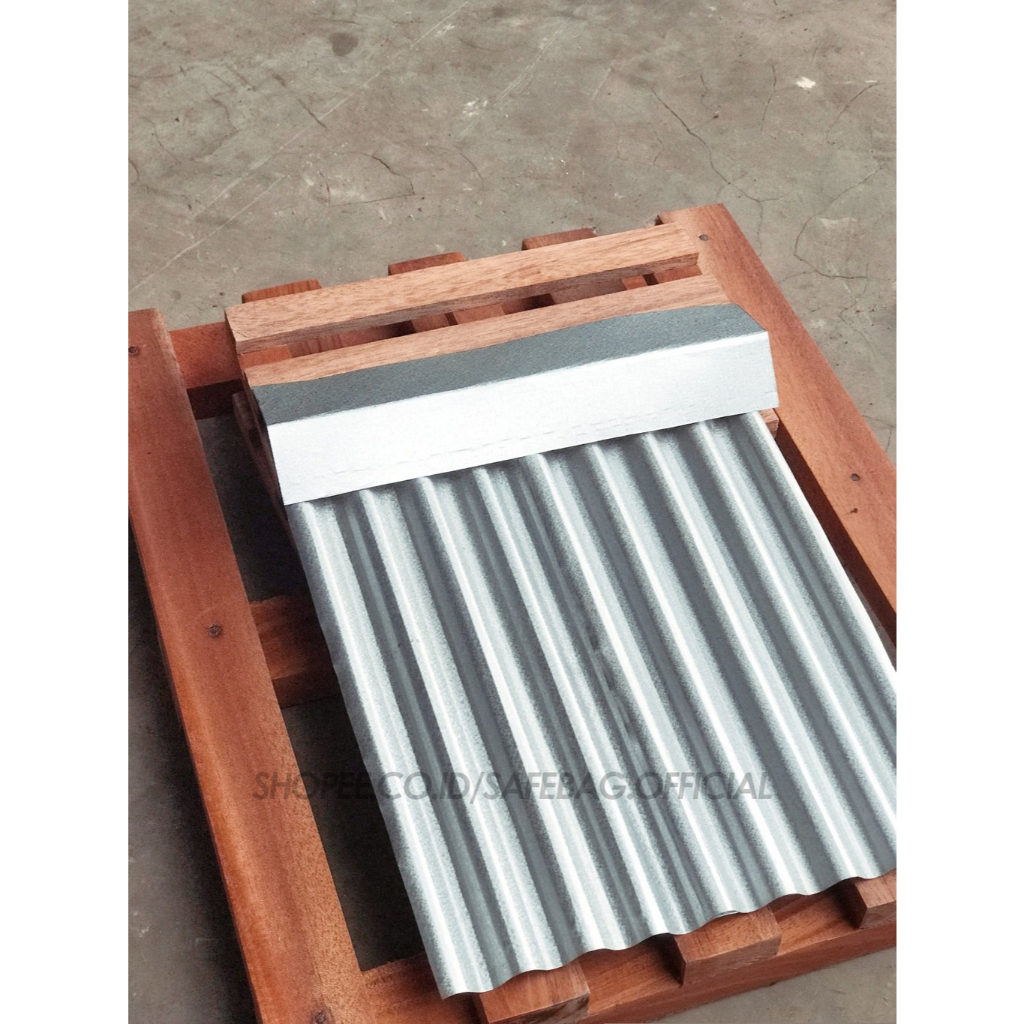 Miniautur atap seng konten rumah hujan