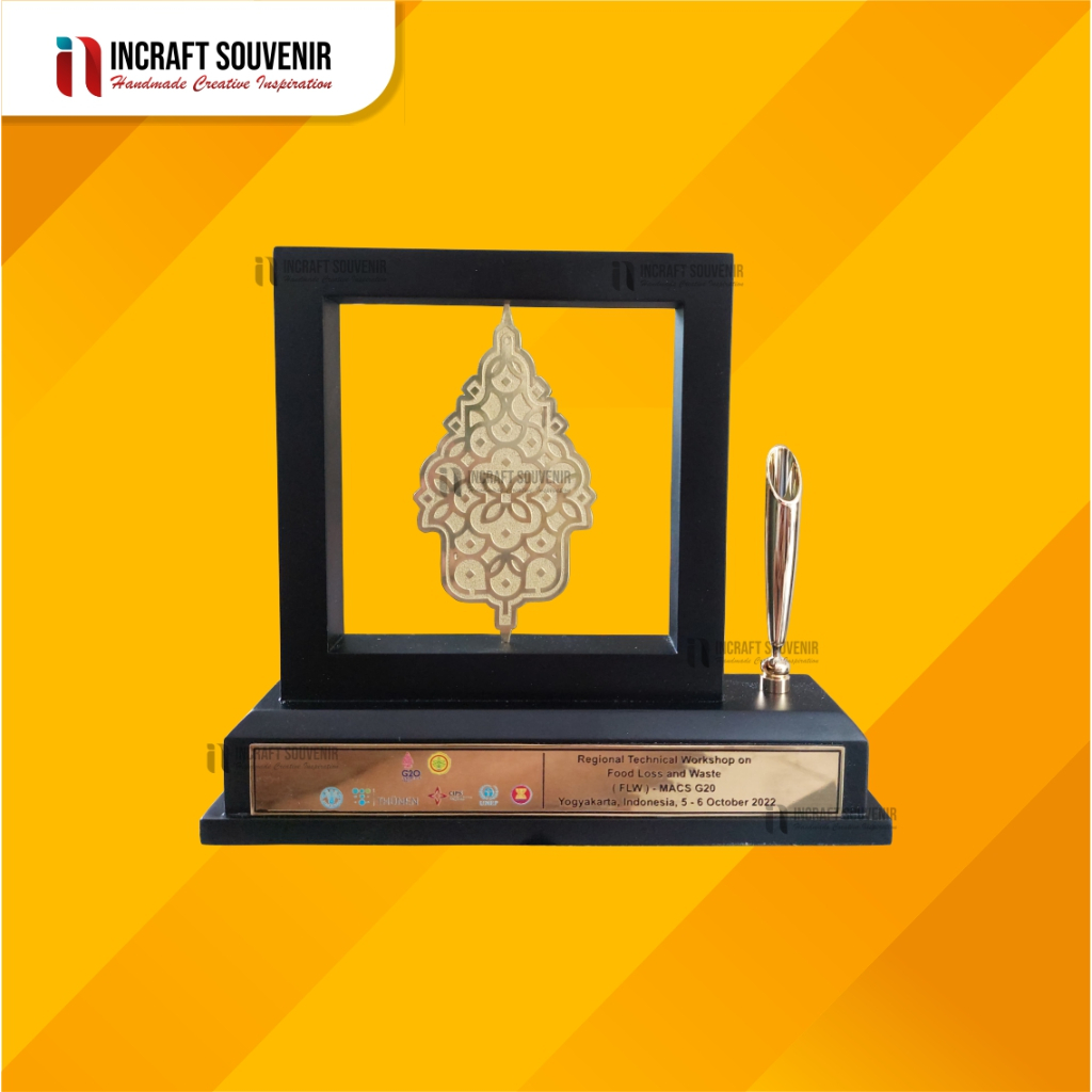 PLAKAT SOUVENIR FRAME KAYU + PEN HOLDER