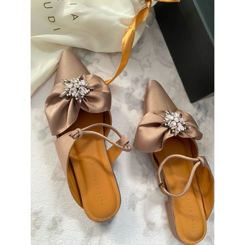 Sendal kolaborasi vaia x dian pelangi studio