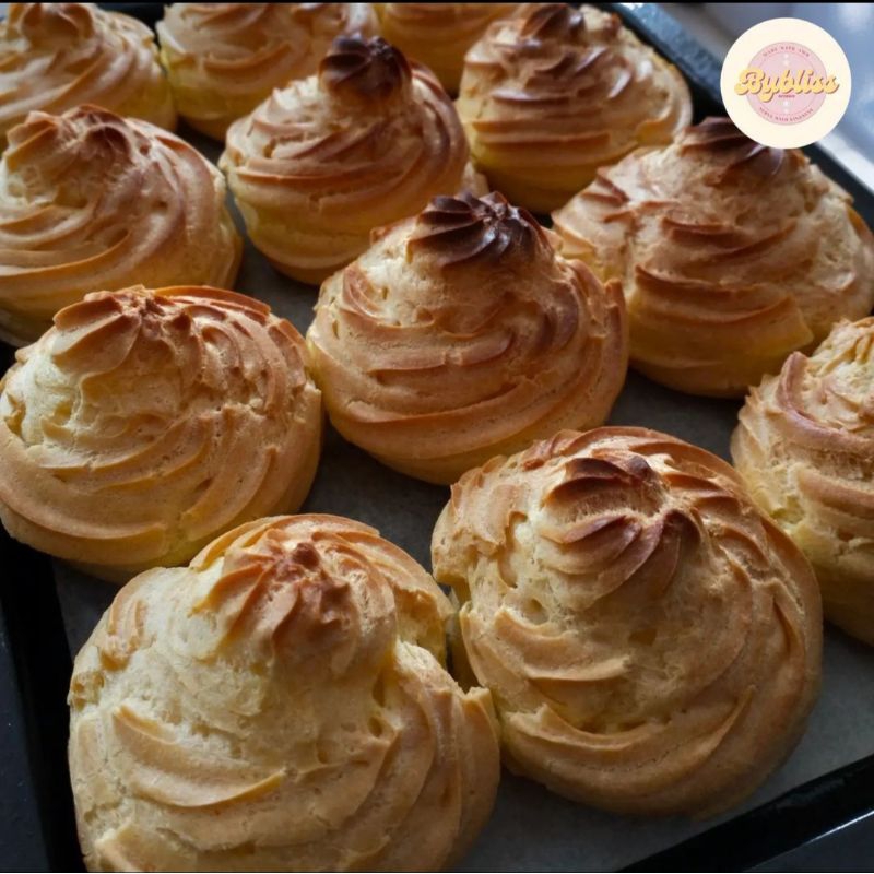 

kue soes bybliss: 1 box isi (4) pcs. mix = 2 pcs vanilla&2 pcs coklat