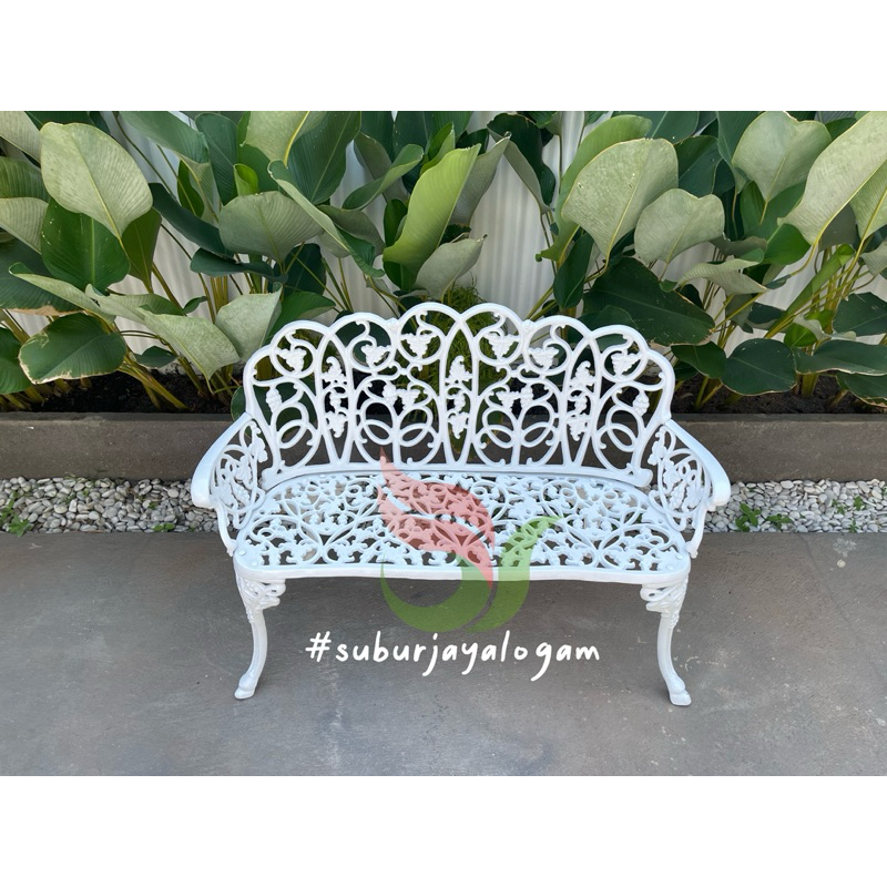 kursi besi cor anggur panjang