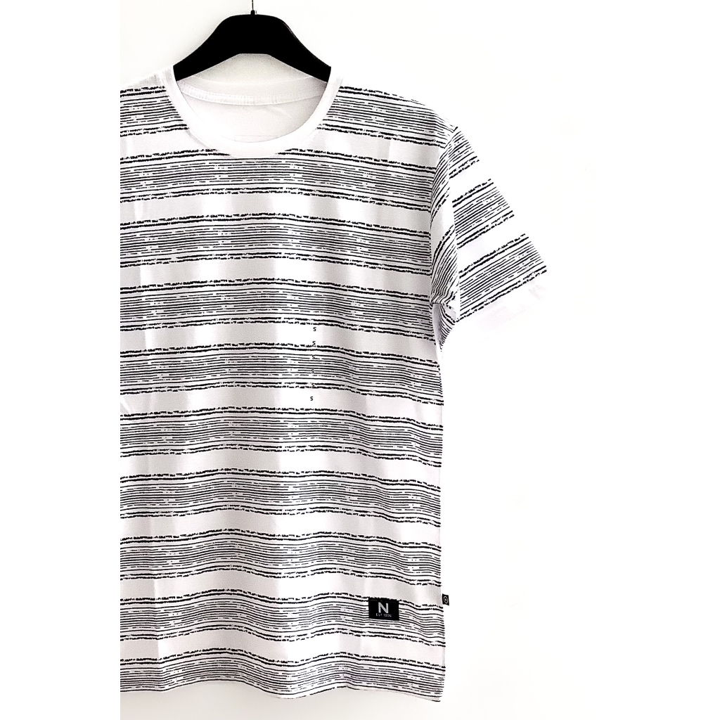 Kaos/T-Shirt Red Label Putih dengan Garis Garis Hitam & Label Bagian Bawah