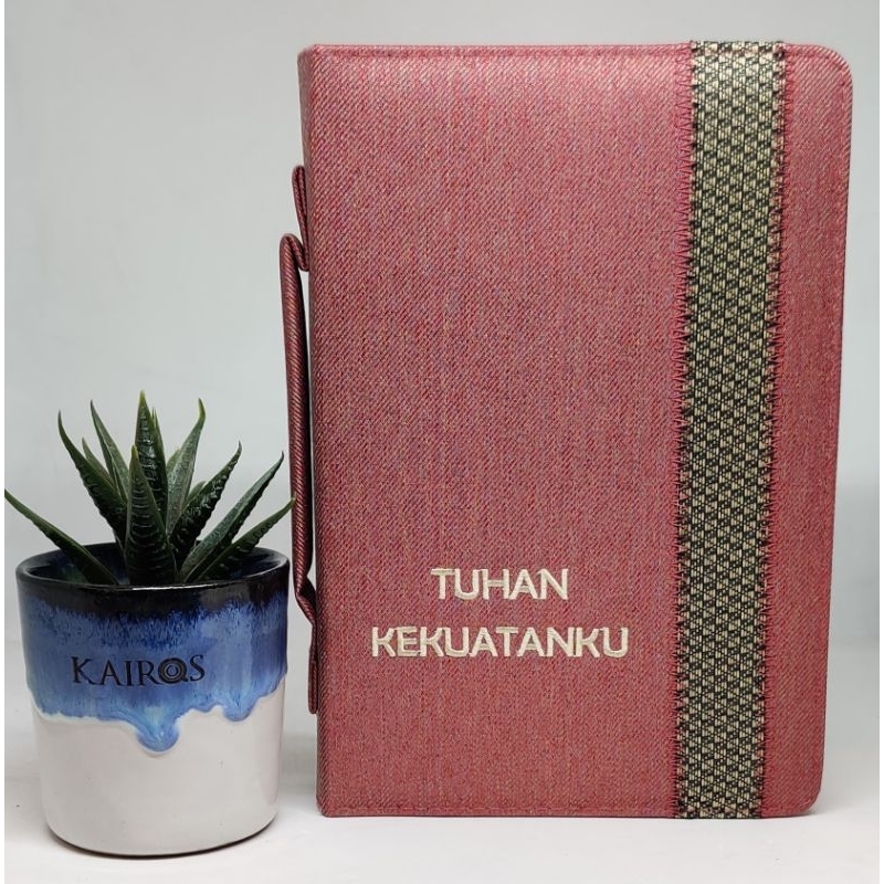 

SAMPUL ALKITAB SEDANG MOTIF " TUHAN KEKUATANKU