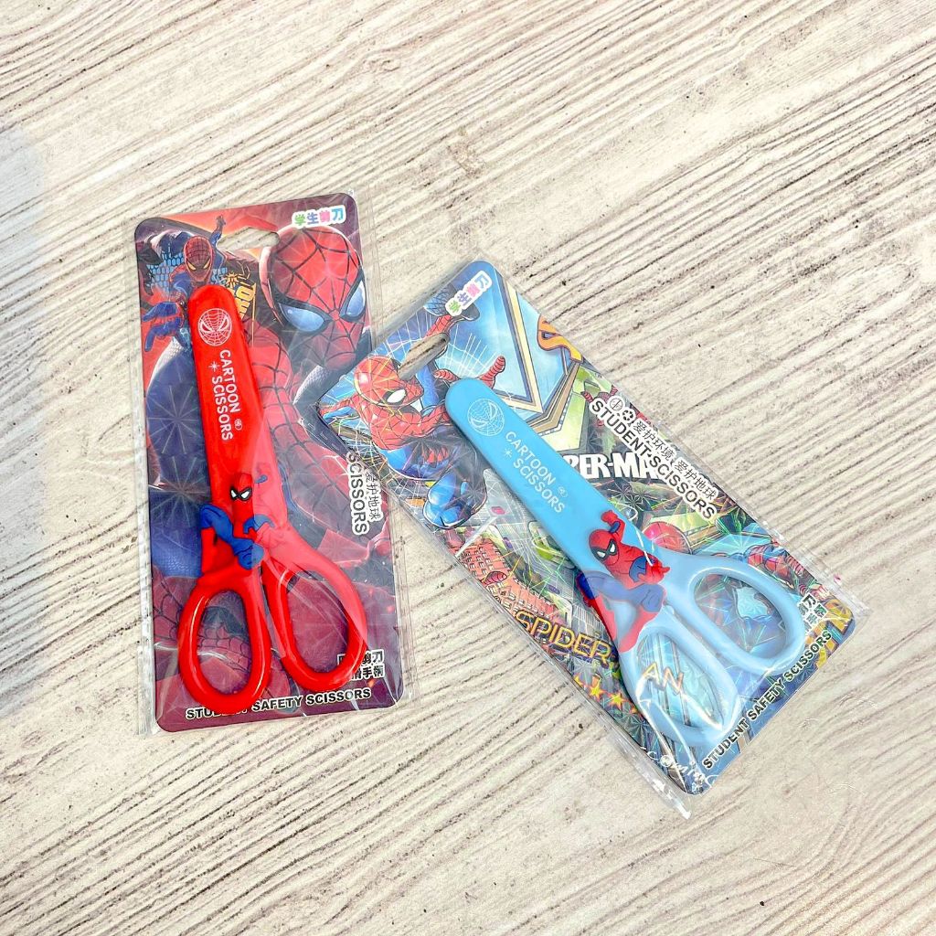 

Gunting / Student Scissors Dengan Pelindung Karakter Spiderman Biru Merah Pahlawan Laba Laba Superhero Alat Tulis ATK Kantor Sekolah Prakarya Kertas Anak Anak Praktis