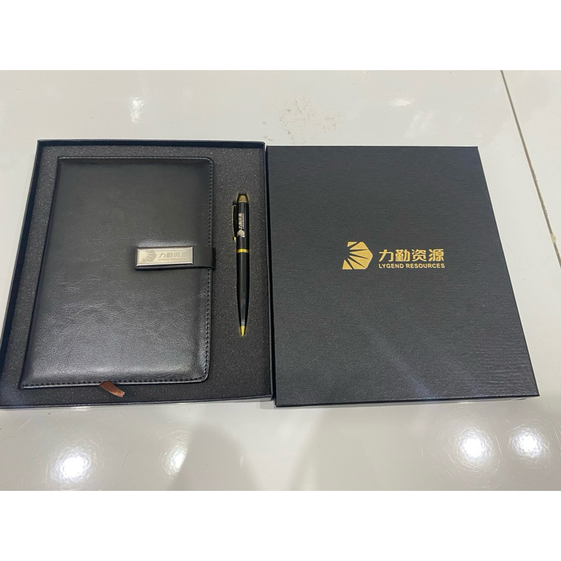 

FREE Custom Grafir Nama Giftset Souvenir Eksklusif Notebook AG A5 Dan Pulpen Souvenir Mewah Event